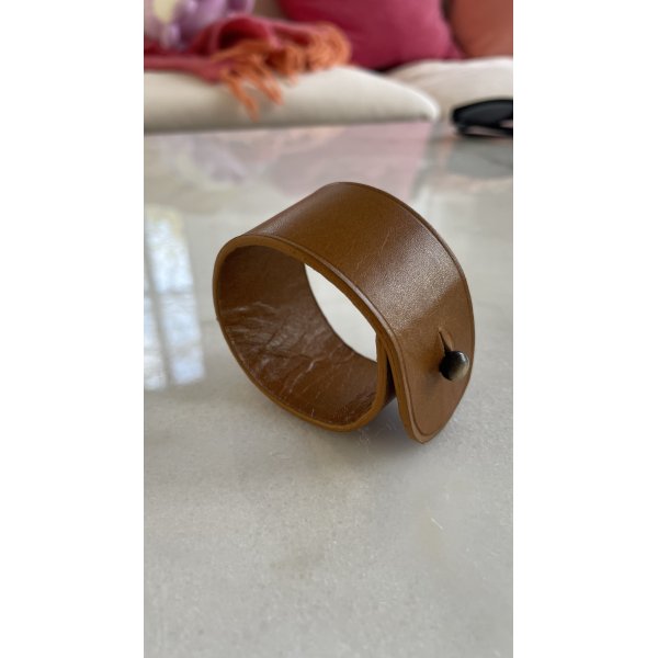 Servetring leer met bolgesp