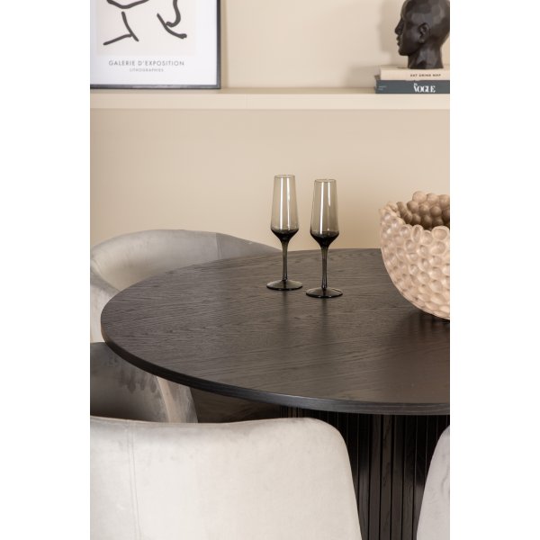 Bianca Matgrupp runt svart matbord med 4 st Berit grå stolar Bianca Matgrupp runt svart matbord med 4 st Berit grå stolar