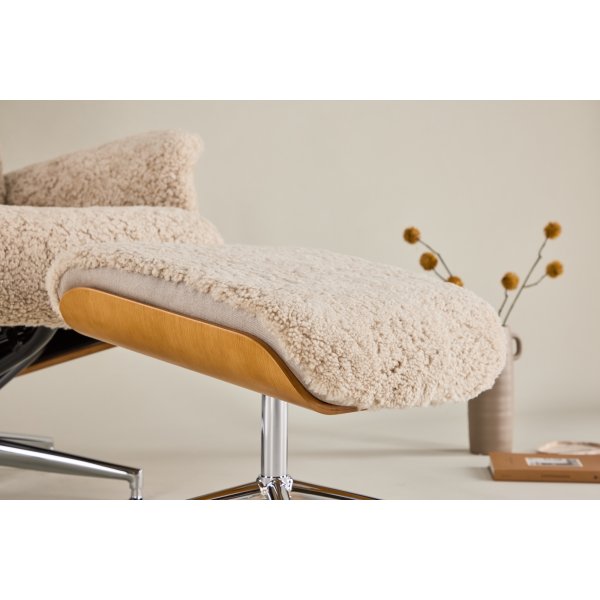Ulla fåtölj med fotpall i fårskinn - Beige / Ek / Krom + Textilrengöring för möbler Ulla fåtölj med fotpall i fårskinn - Beige / Ek / Krom + Textilrengöring för möbler