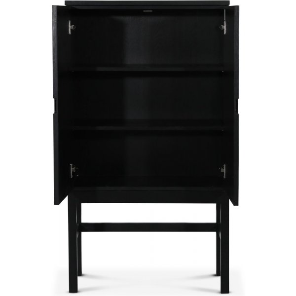 Level skåp i svartbetsad ek med släta dörrar Level skåp i svartbetsad ek med släta dörrar