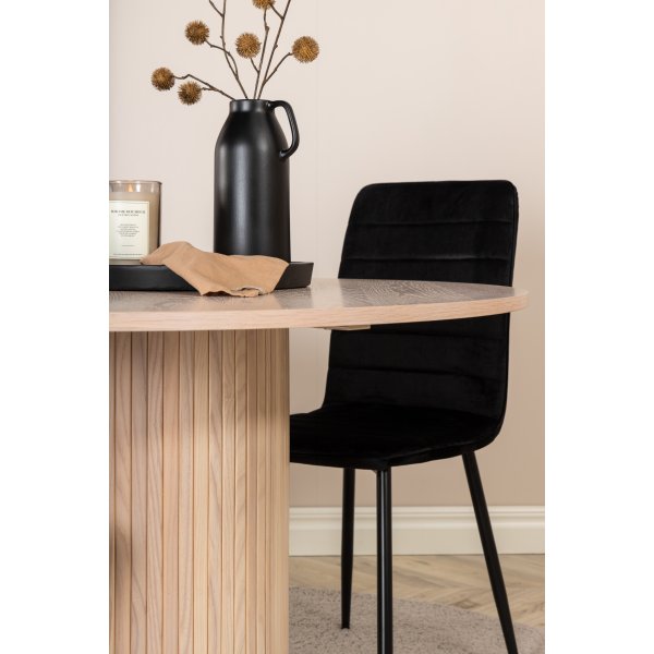 Bianca Matgrupp runt vitputsat matbord med 4 st Windu Lyx svart stolar